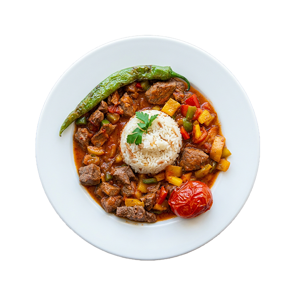 Draufsicht auf einen weißen Teller mit Reis in der Mitte, umgeben von Fleisch-Gemüse-Eintopf, einer ganzen grünen Grillpaprika und einer Tomate.